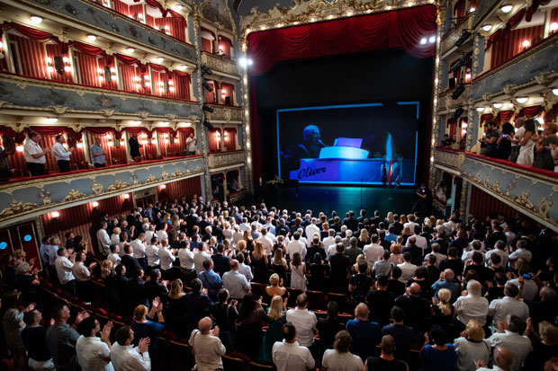 Одржана комеморација Оливеру Драгојевићу, колеге кроз сузе запевале Вјеруј у љубав (ВИДЕО)